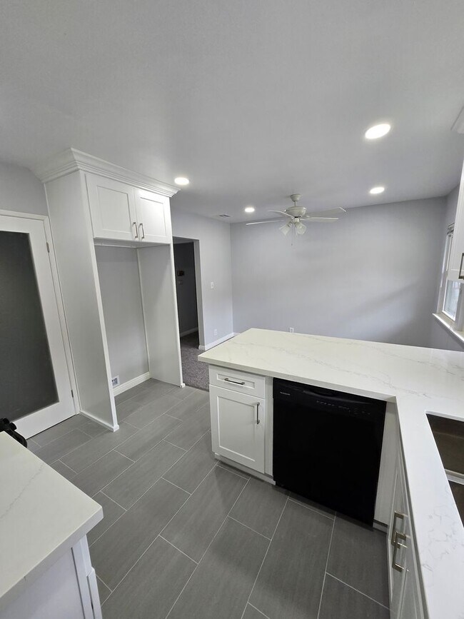 Updated 2 bedroom Apartment, Nestled in th... Unit 4 Condo for Rent