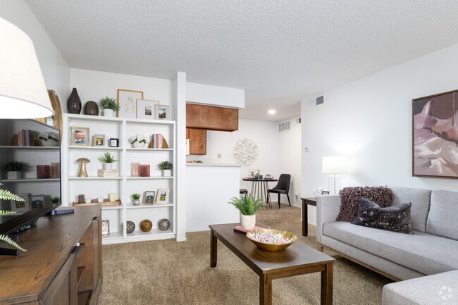 1BR, 1BA - 656SF - Living Room