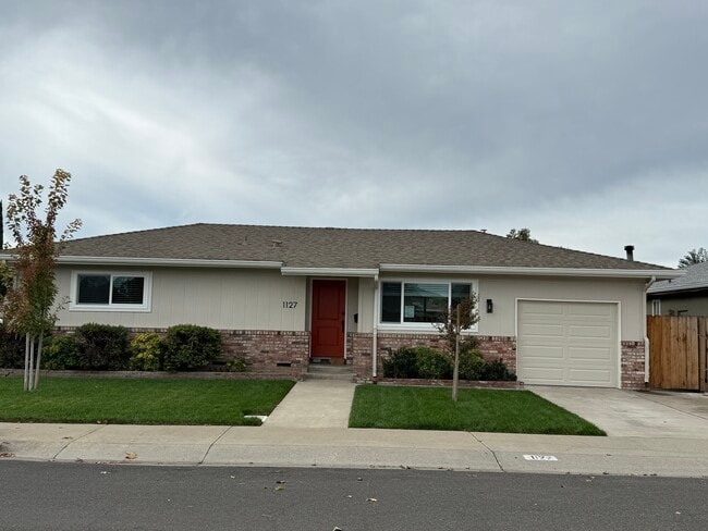 Building Photo - 1127 Dover Dr