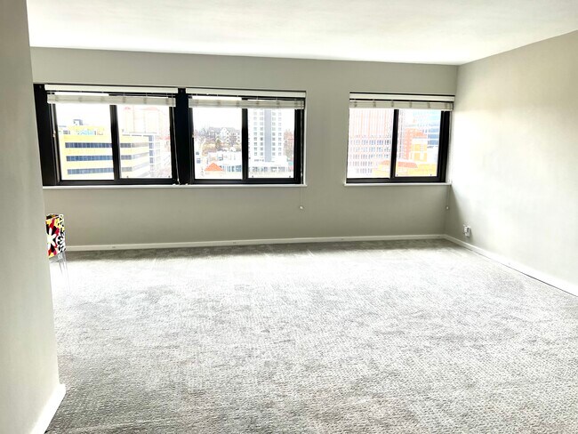 Photo - 803 W 48th St Unit Winston Churchill