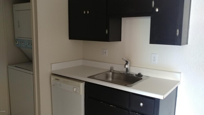 Photo - 729 W Coolidge St Apartment Unit 211