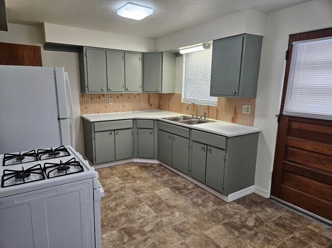 Kitchen - 125 29th St NE Unit 123