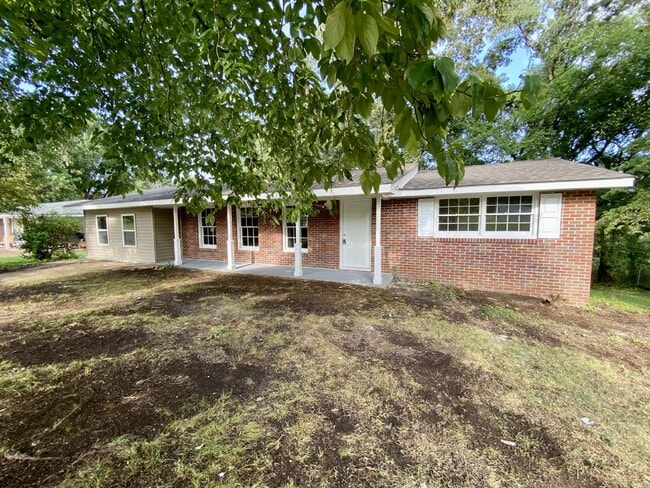 Building Photo - "Charming 3-Bedroom Rental with Hardwood Floors in Florence, AL - A Must-See!"
