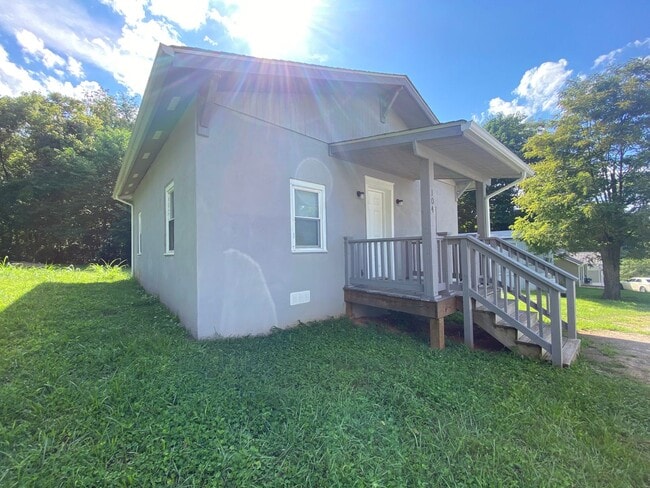 Photo - Adorable cottage in the heart of Rustburg!! 1 bed 1 bath!