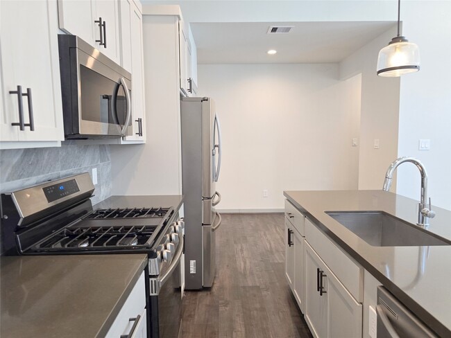 Photo - 611 Emile St