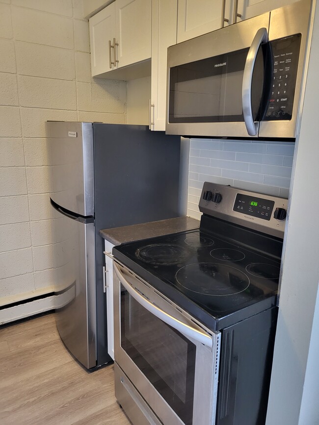 Building Photo - 21 Stirling Ave S Unit 2