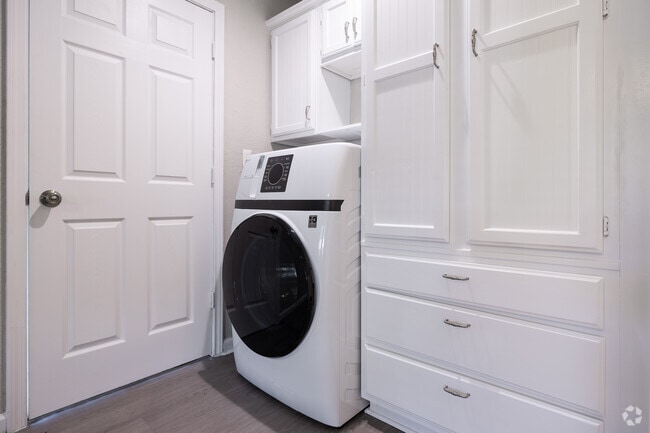 2BR, 2BA - 856SF - Laundry/Closet
