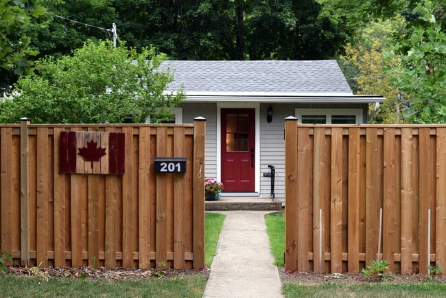Building Photo - 2 Bedroom Single Family Home in Dundas