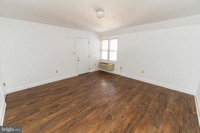 Photo - 804 Travers St Unit 2
