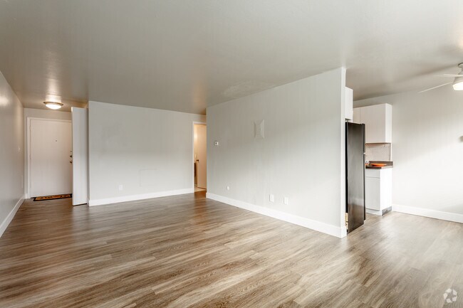 2BD, 1BA - 775 SF