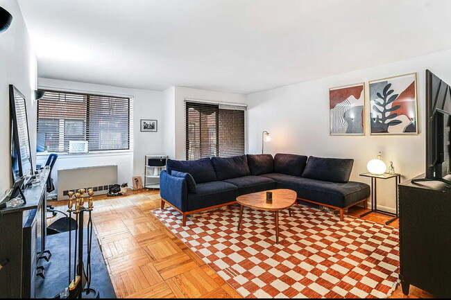 Building Photo - This generously proportioned, south-facing... Rental