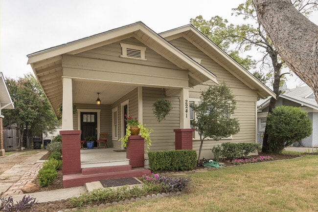 Building Photo - Cute Cottage in Mistletoe Heights