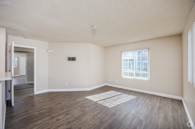 1BR, 1BA - 600SF - Living Room