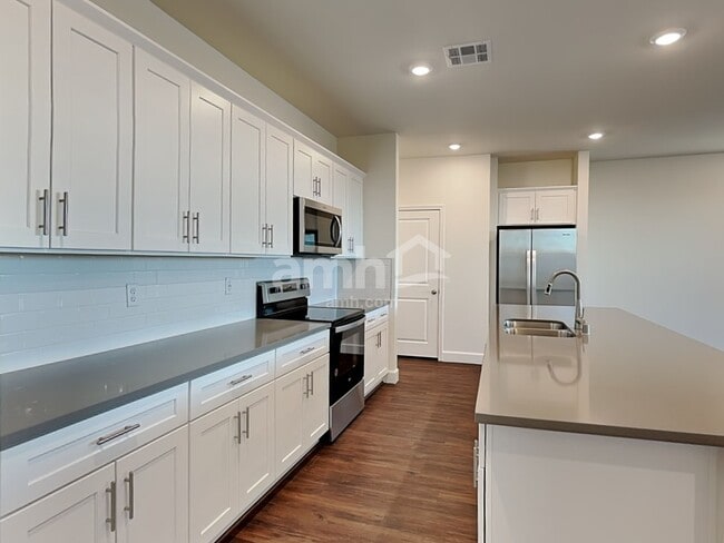 Photo - 836 Longwood Gdns St