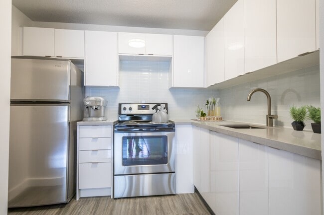 Kitchen - 40 Gerrard Street East Apartments