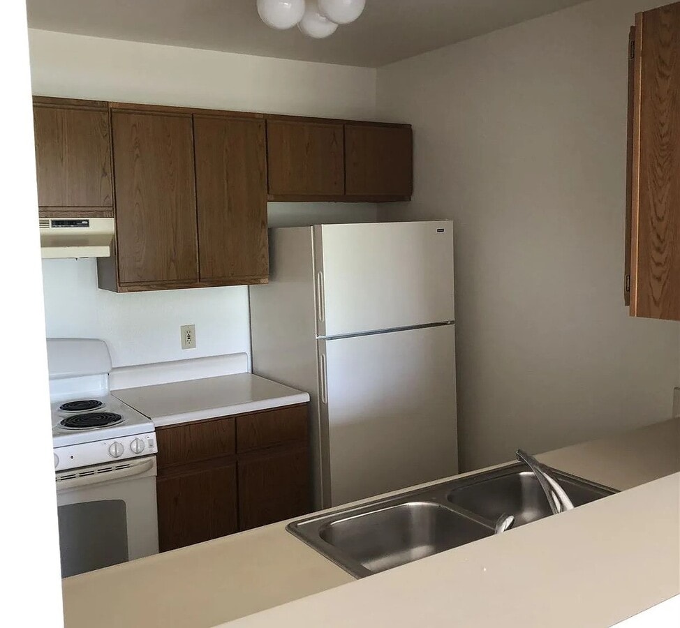 Photo - 624 Cambridge Ln