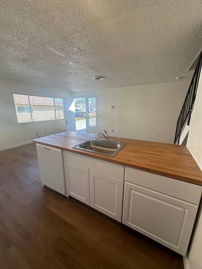 Photo - Zanetta Dr. (3057) Unit B