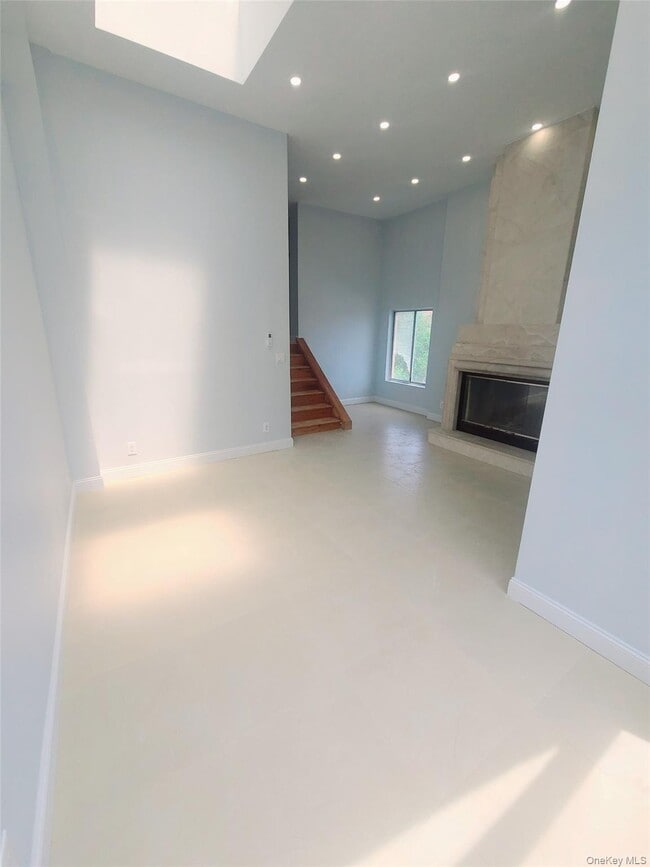 Photo - 67-39 Clyde St