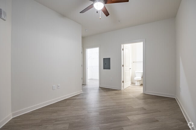 1BR, 1BA - 764SF