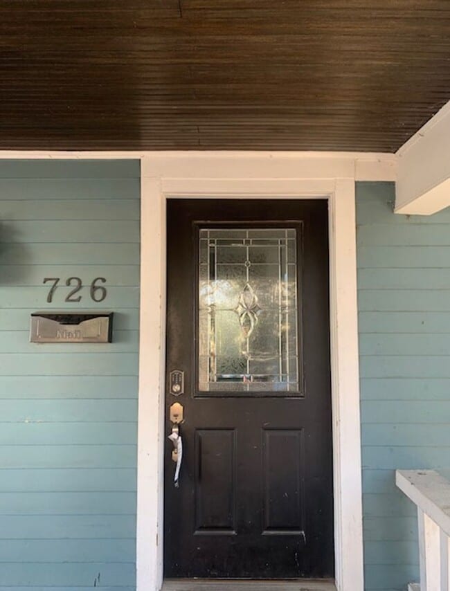 Photo - Beautiful 5 bedroom Home Located Near IU! ...