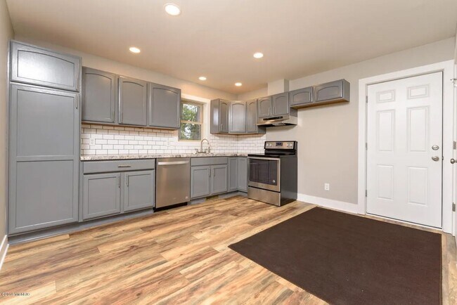Photo - Spacious 3BR Duplex with Finished Basement & 2-Car Garage in Otsego Unidad 1387