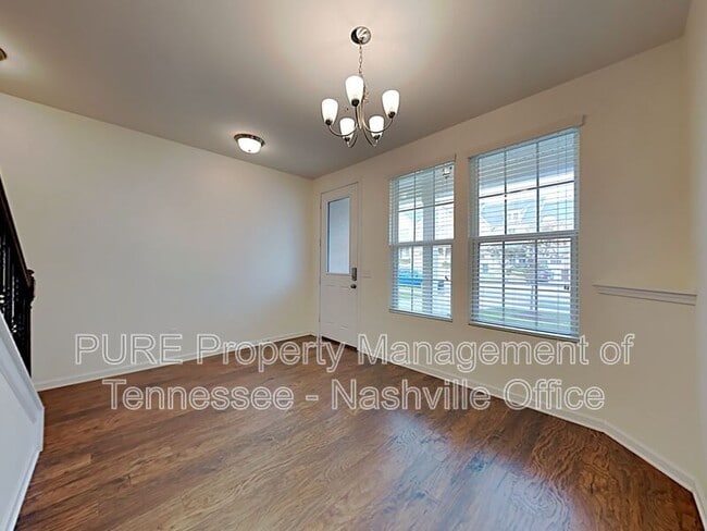 Photo - 819 Kennear Ln