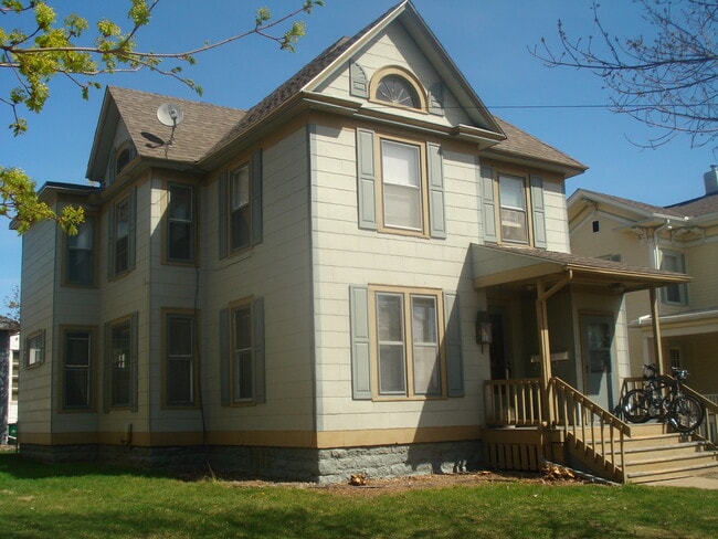 Building Photo - 206 Burr Unit 2