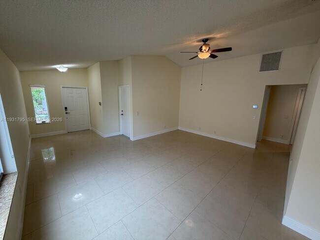 Photo - 1525 Estancia Cir