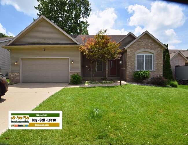 Building Photo - Executive home with pond views just 10 mins to Notre Dame.