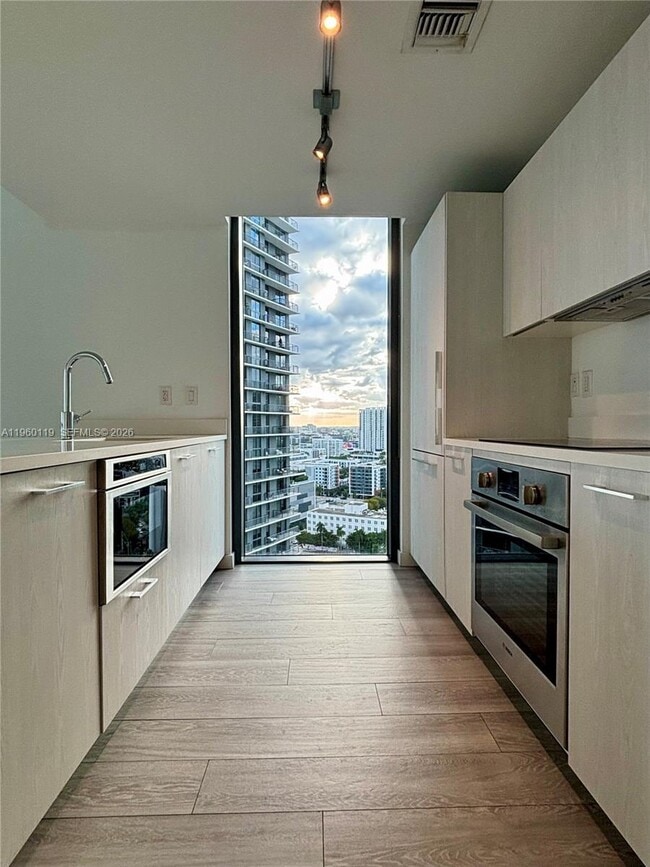 Building Photo - 501 NE 31st St Unit 2208