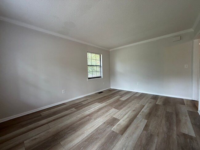Building Photo - Large 3/2 with finished basement/bonus room- $1,895