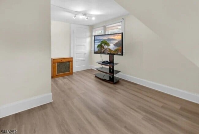 Photo - 558 Argyle Ave Unit 558 Argyle Avenue Fl 2