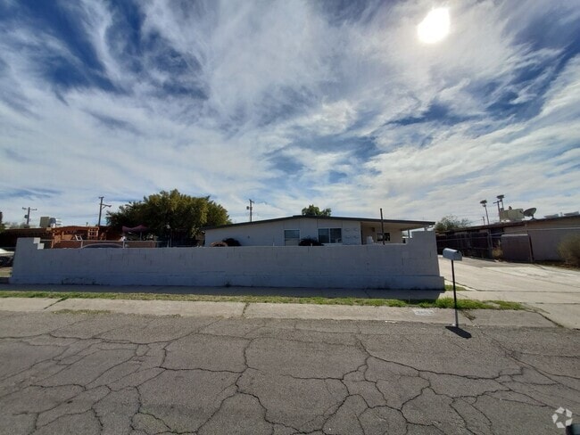 Building Photo - 4 bedrooms and 2 bathrooms with A/C. Rental