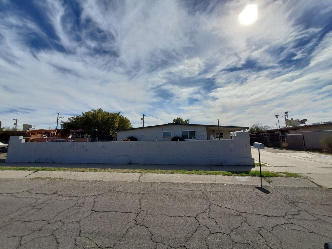 4 bedrooms and 2 bathrooms with A/C. - 4 bedrooms and 2 bathrooms with A/C.