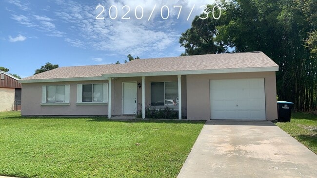 Building Photo - Nice home in a central location!