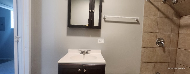 Photo - 1415 E 75th St Unidad 2