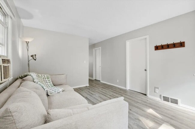 Photo - 928 8th Ave S