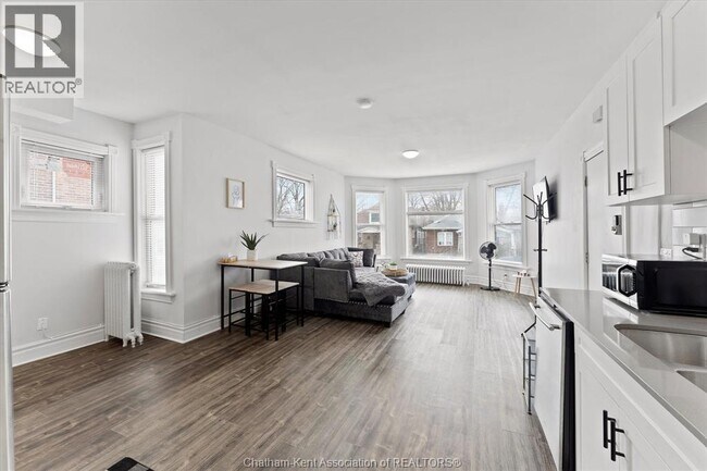 Photo - 135 William St N
