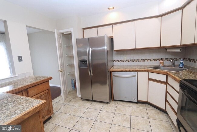 Photo - 403 Essex Ct