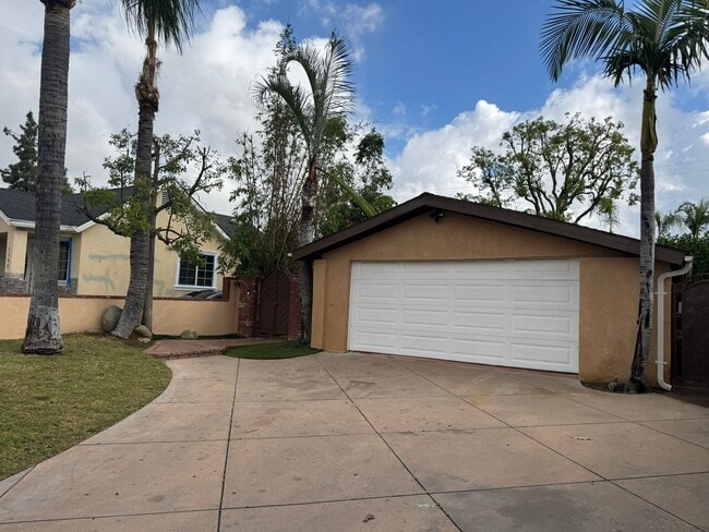 Building Photo - BEAUTIFUL TWO BEDROOM/ONE BATH HOME!