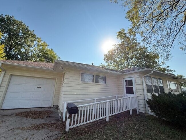 Building Photo - $1,600 | 3 Bedroom, 1 Bathroom House | No ...