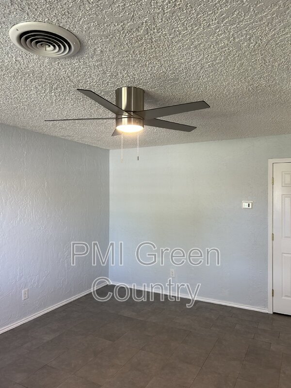Building Photo - 228 S Indianola St Rental