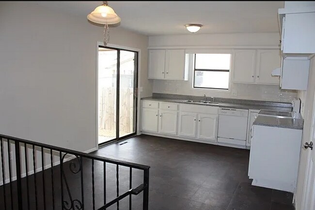Photo - Spacious 3 bedroom duplex close to McConne... House