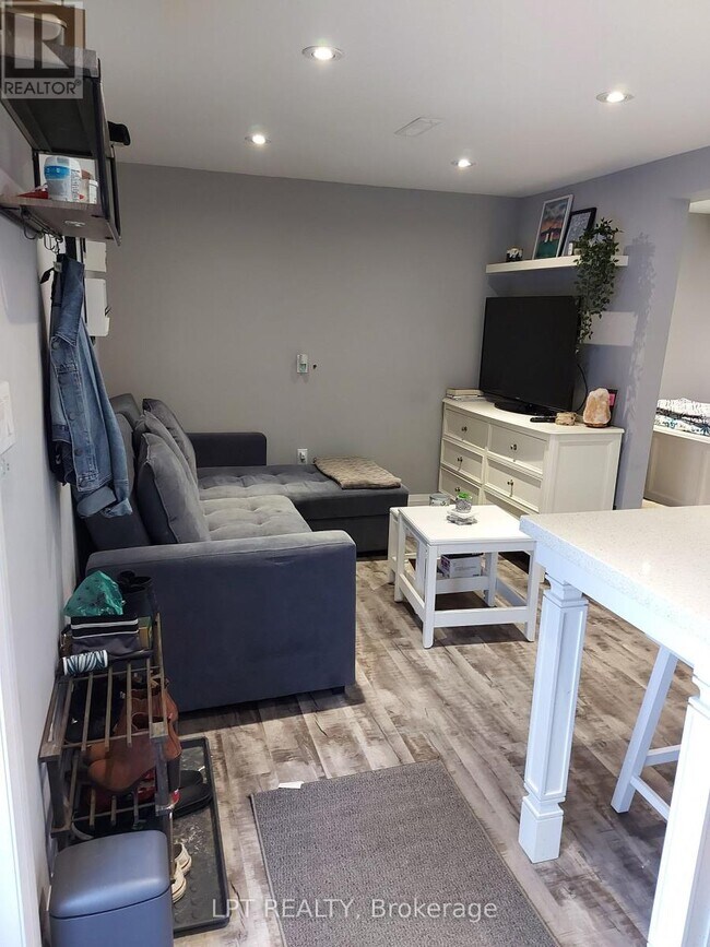 Photo - 70 Chaucer Crescent