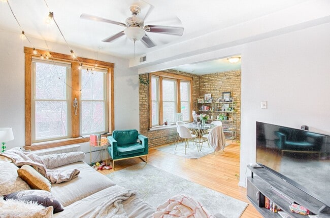 Photo - UK Village Huge and Sunny 1 Bedroom- Laundry- Deck & Shared Side Yard. Free FAST Internet Included. Unidad 1018-2