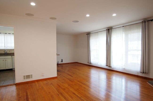 Photo - Bright and cozy 3br/2ba upper level Pacifica home