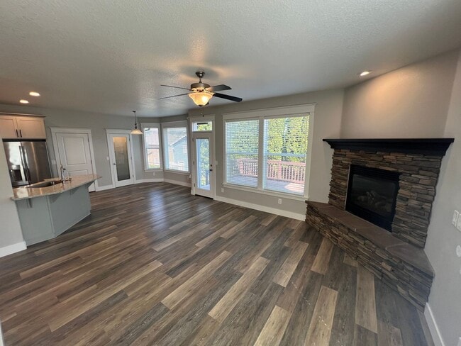 Photo - Large Three Bedroom Home in West Salem wit...