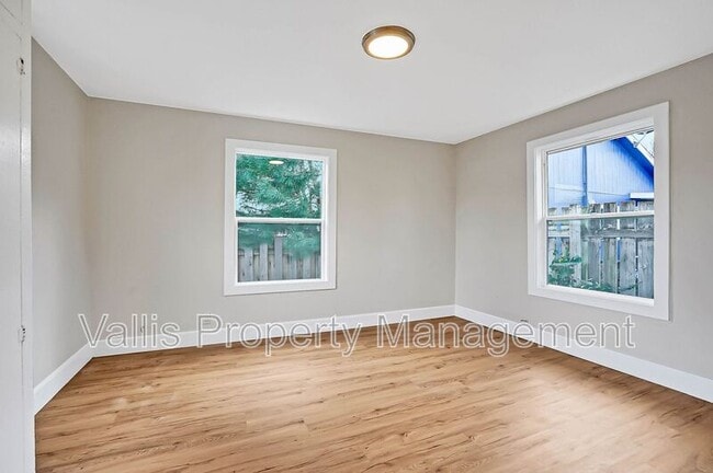 Photo - 351 19th St SE