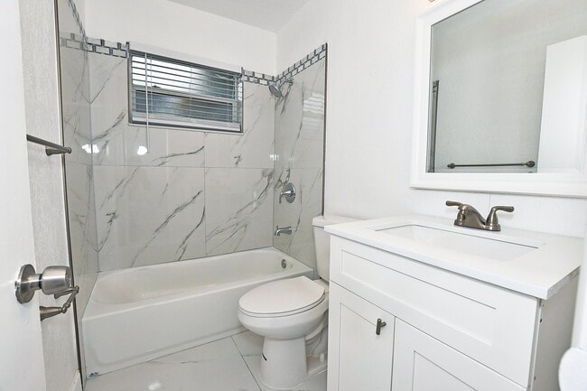 Photo - 270 NW 43rd St