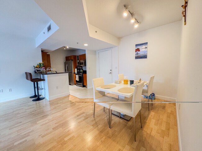 Photo - 18800 NE 29th Ave Unidad 324